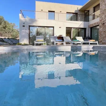 Uccelli Modern 5 étoiles With Heated Pool For 12 People Villa